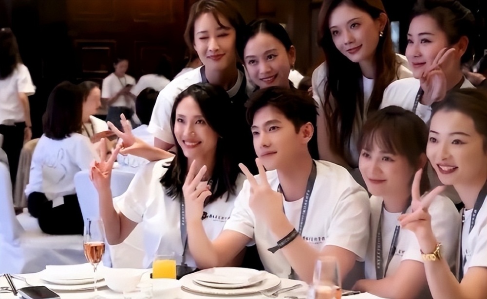 换一部戏,换个搭档,就换个绯闻女友,从李沁宋茜,到乔欣赵露思迪丽热巴