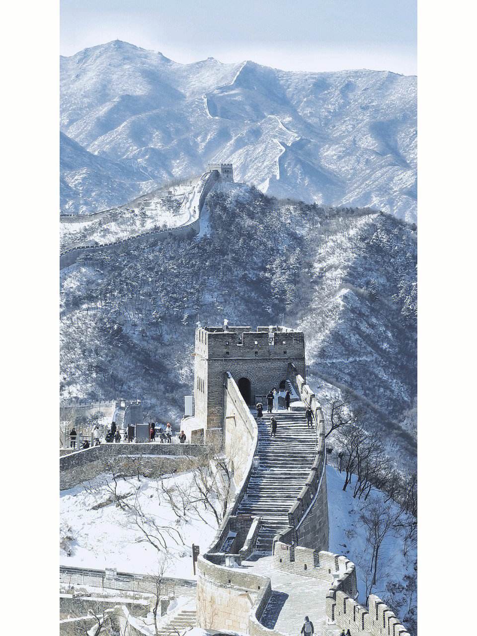 On the time of romantic house, standing on the top of the Great Wall, seeing the style of the mountains and beautiful rivers and mountains for thousands of miles.