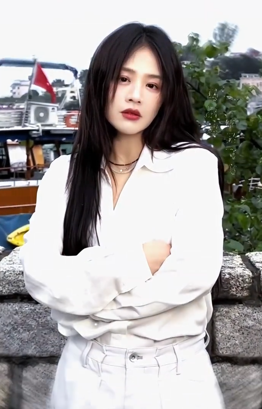 《人之初》馬思純告訴我們，高級性感是氣質，穿的少只能去夜總會 - 