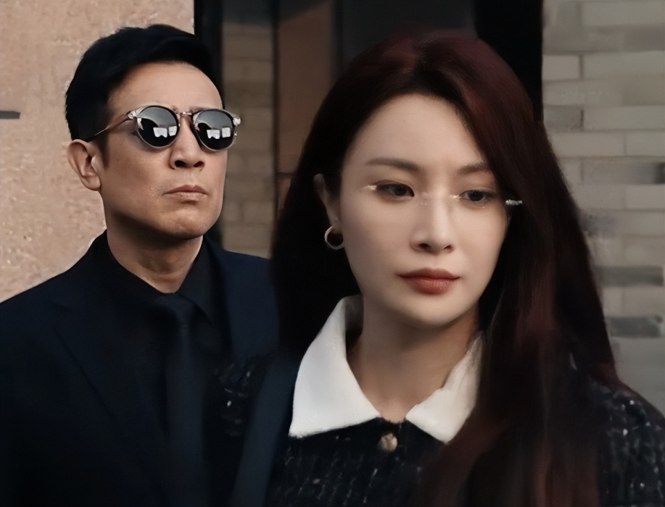 52岁于和伟和小22岁隆妮演情人,吻戏引热议:演父女都不为过_腾讯新闻