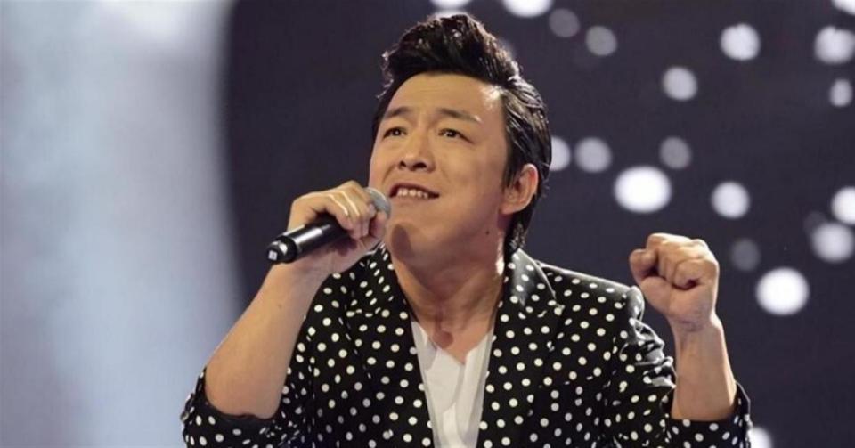 51岁黄渤在三亚沙滩上拍海，没人认出他可他真正怕的，是时间_腾讯新闻
