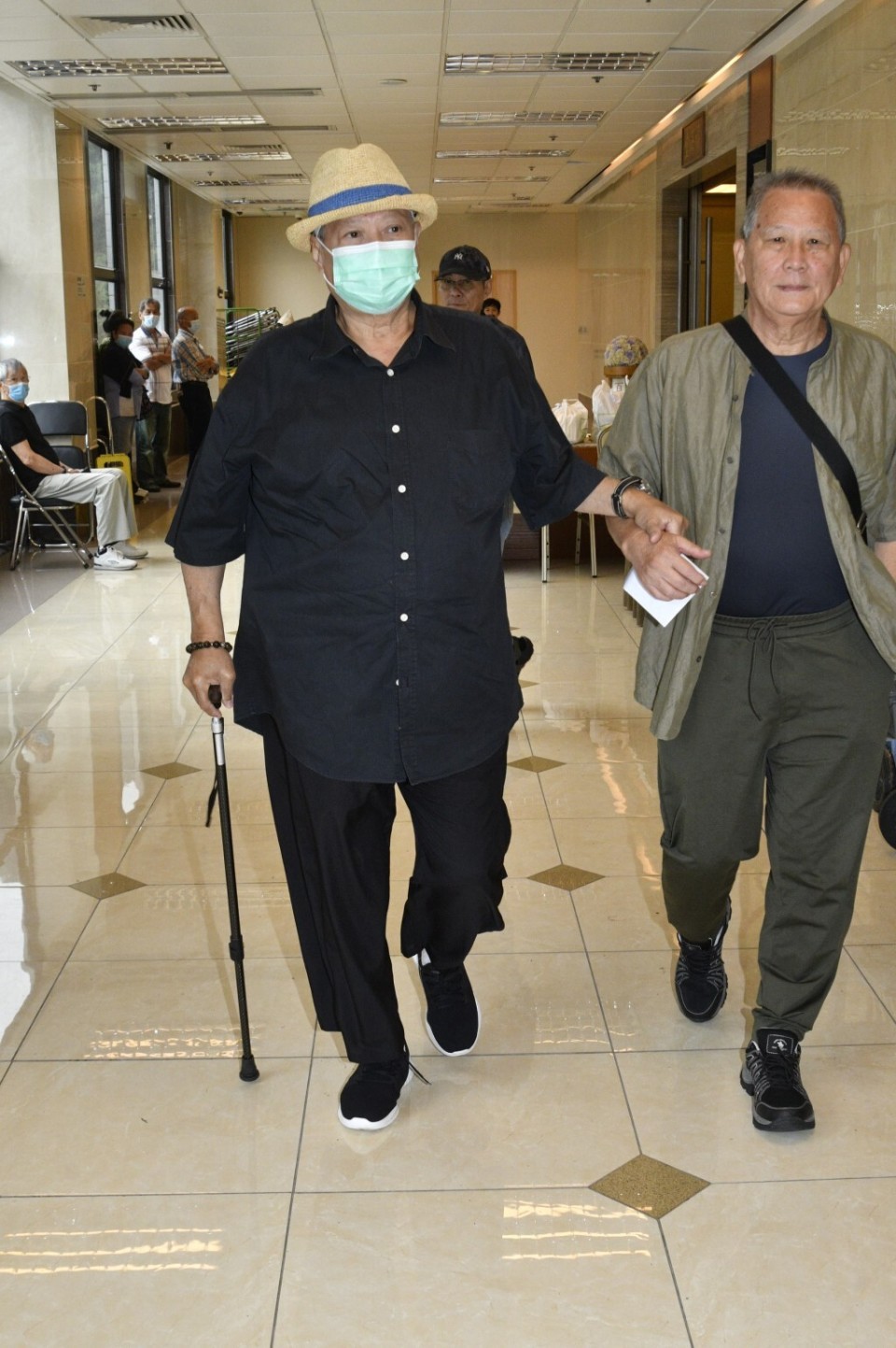 孟海葬礼,洪金宝拄拐送别伤心憔悴,17岁女儿捧遗照亲友泪流不止-腾讯