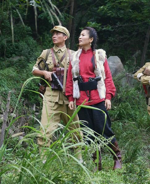 智取华山传奇定档就在今晚刘涛保剑锋主演热闹的枪战剧