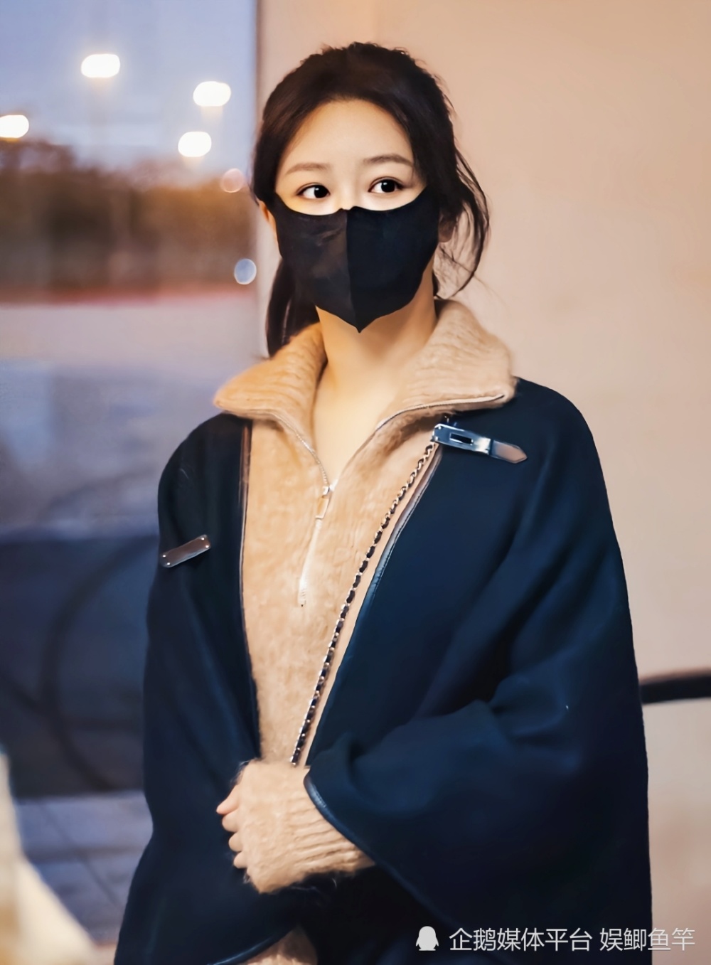 当红人气小花杨紫,最新机场饭拍照,虽然戴着口罩,但依旧遮挡不住小紫