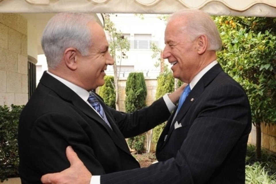 拜登压低声音说悄悄话,助手提醒麦克风没关,布林肯在一旁偷笑_腾讯