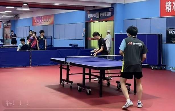 张继科亲自下场指导白衣白帽现身教学直播间课程每月近万元