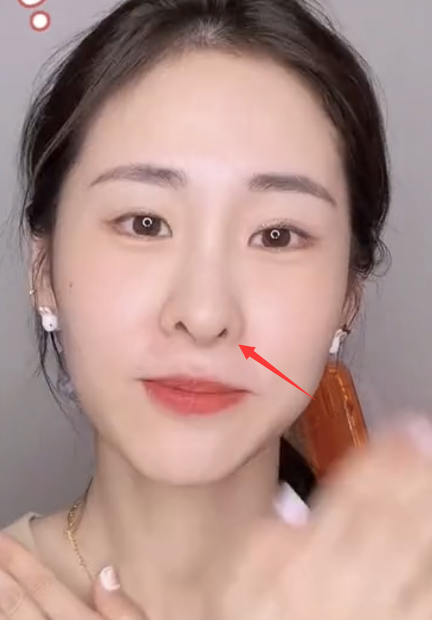 另外,鼻子部位更是怪异,两个鼻孔外翻严重,还一大一小,整个鼻子与其他