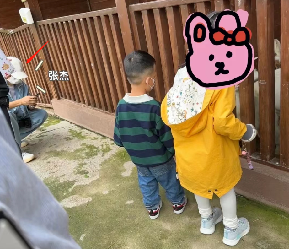 偶遇张杰带娃出游,杰哥全程给女儿拍照,跳俏一个像妈一个像爸