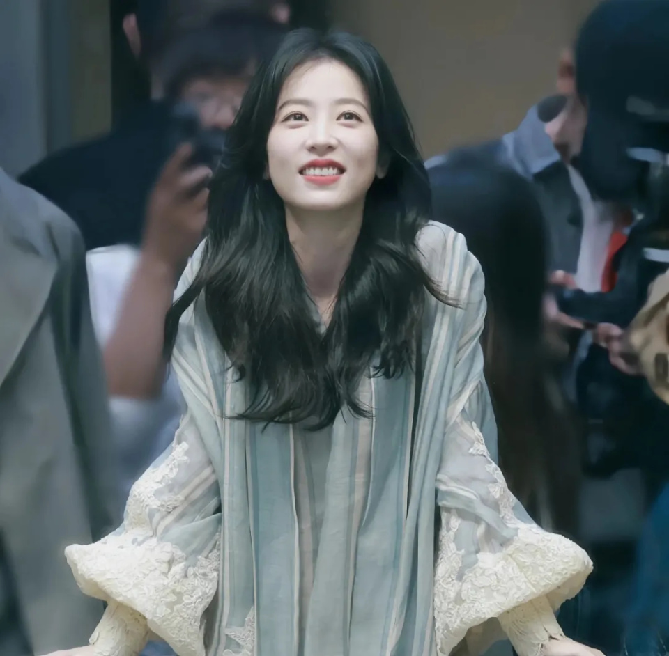 周雨彤捧不红?合作的都是大热流量,《春色寄情人》收视率却倒数