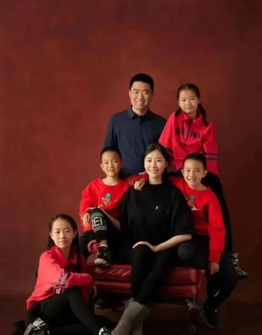 阿那亚偶遇李想妻子孕肚明显，网传即将迎来第六个孩子_腾讯新闻