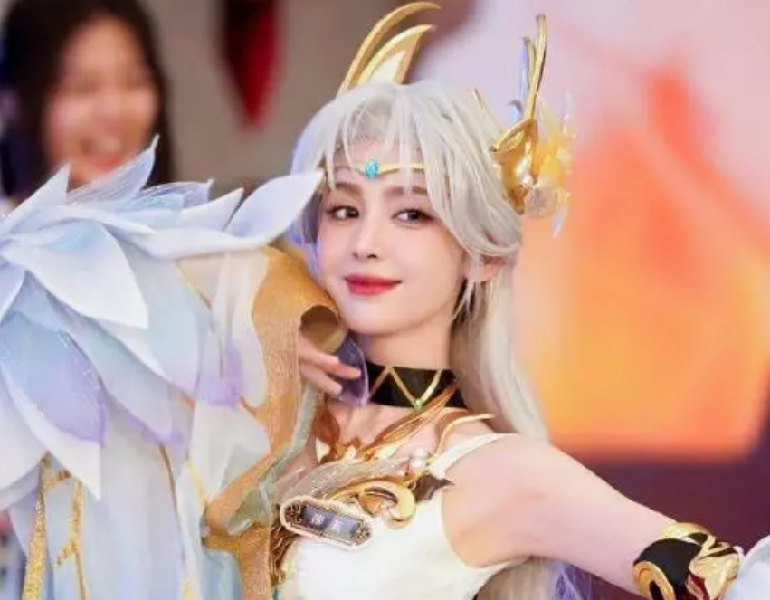 王者荣耀:田曦薇cos西施乘鲤谣,杨超越cos嫦娥如梦令