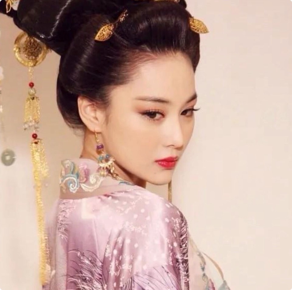 张馨予古装一亮相,才知道什么是妩媚动人
