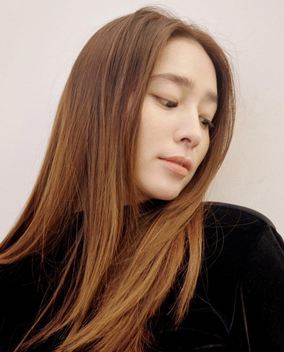 李秉宪妻子李敏贞展示产后新形象,黑色连衣裙完美彰显优雅气质