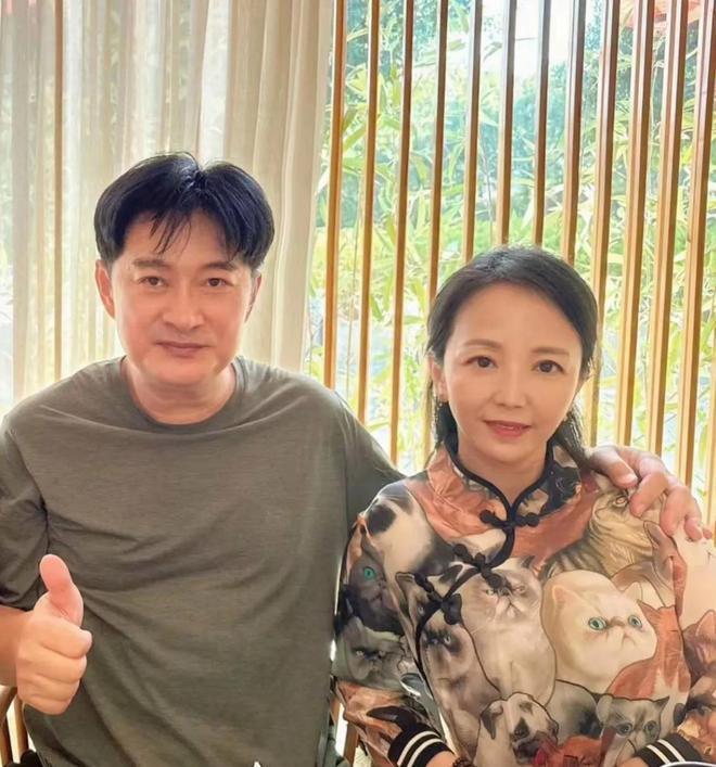 歌手黄安为新女友庆生!新女友知性高雅,网友却问邱惠美怎么办?