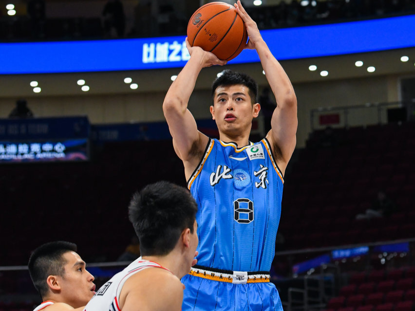 cba吹罚再惹争议!郭士强公开质疑姜文假摔 北京新帅:他带来了很多帮助