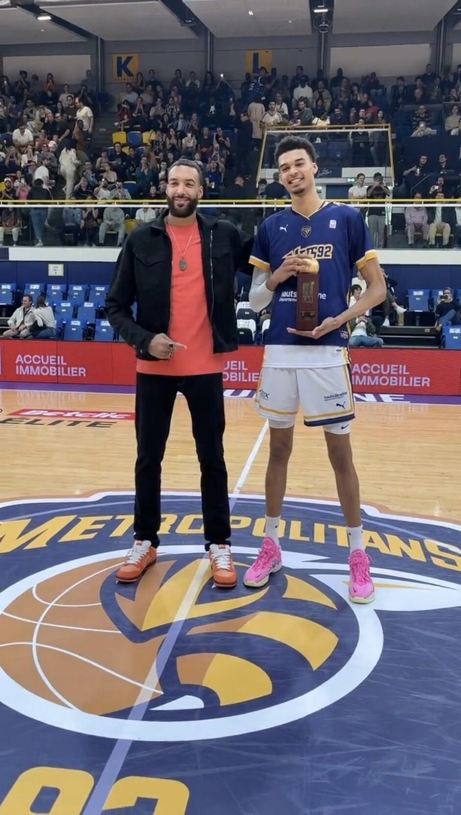 戈贝尔为他颁发mvp 两人身高引热议_腾讯新闻