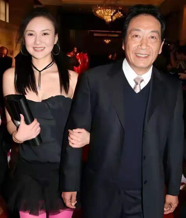 78歲戲骨逐夢演藝圈，娶小37歲的妻子生兒育女，王奎榮成配角傳奇 - 