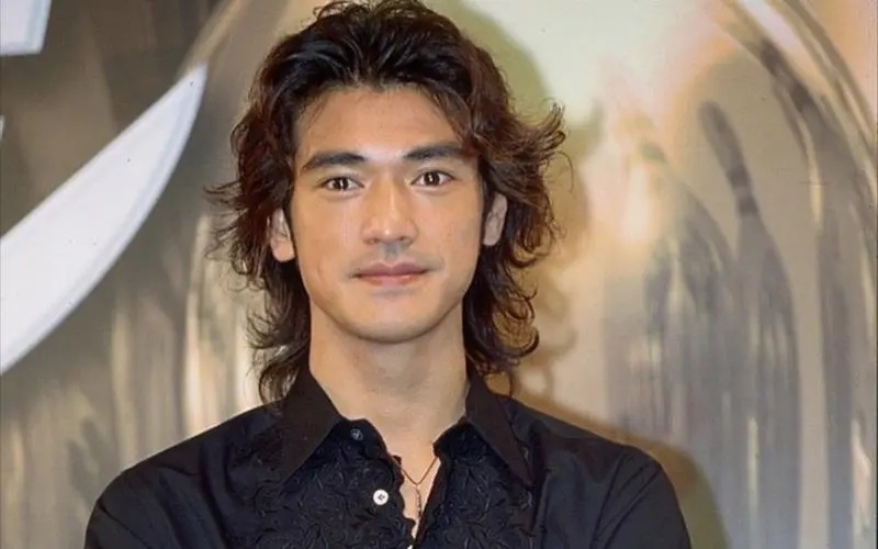 50岁金城武和49岁日本女明星闪婚,情人节领的证?双方回应了