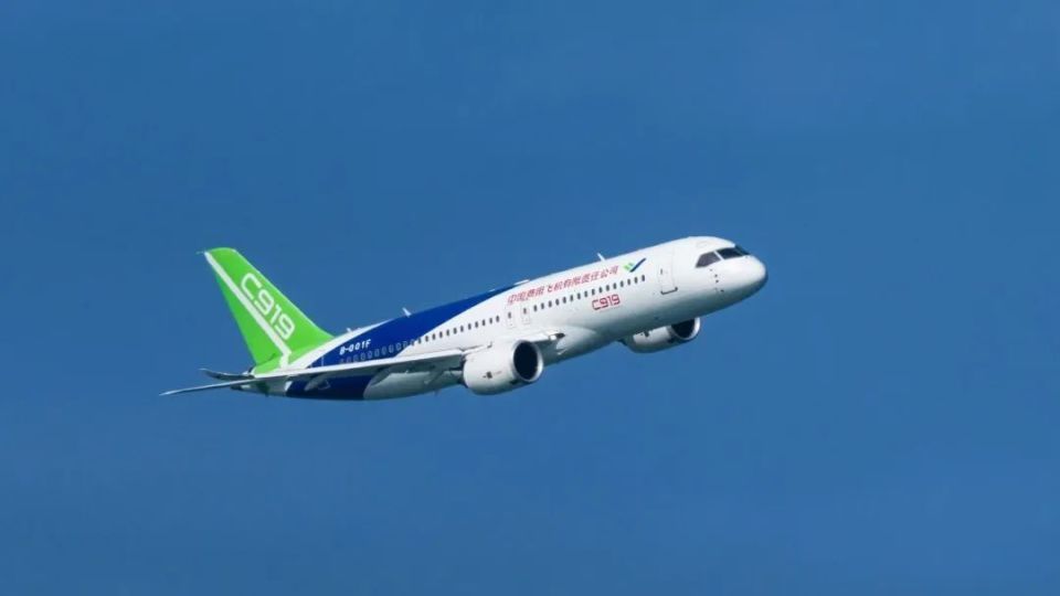 c919飞越维港,李家超:历史性一刻,真的很兴奋!_腾讯新闻