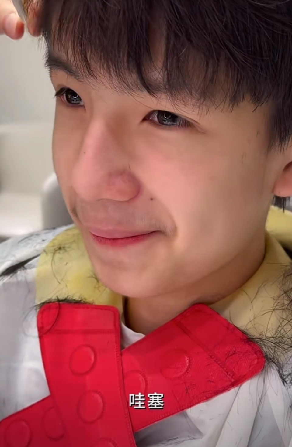 董洁晒儿子生日视频,15岁顶顶自称超级幸福,母子互抹