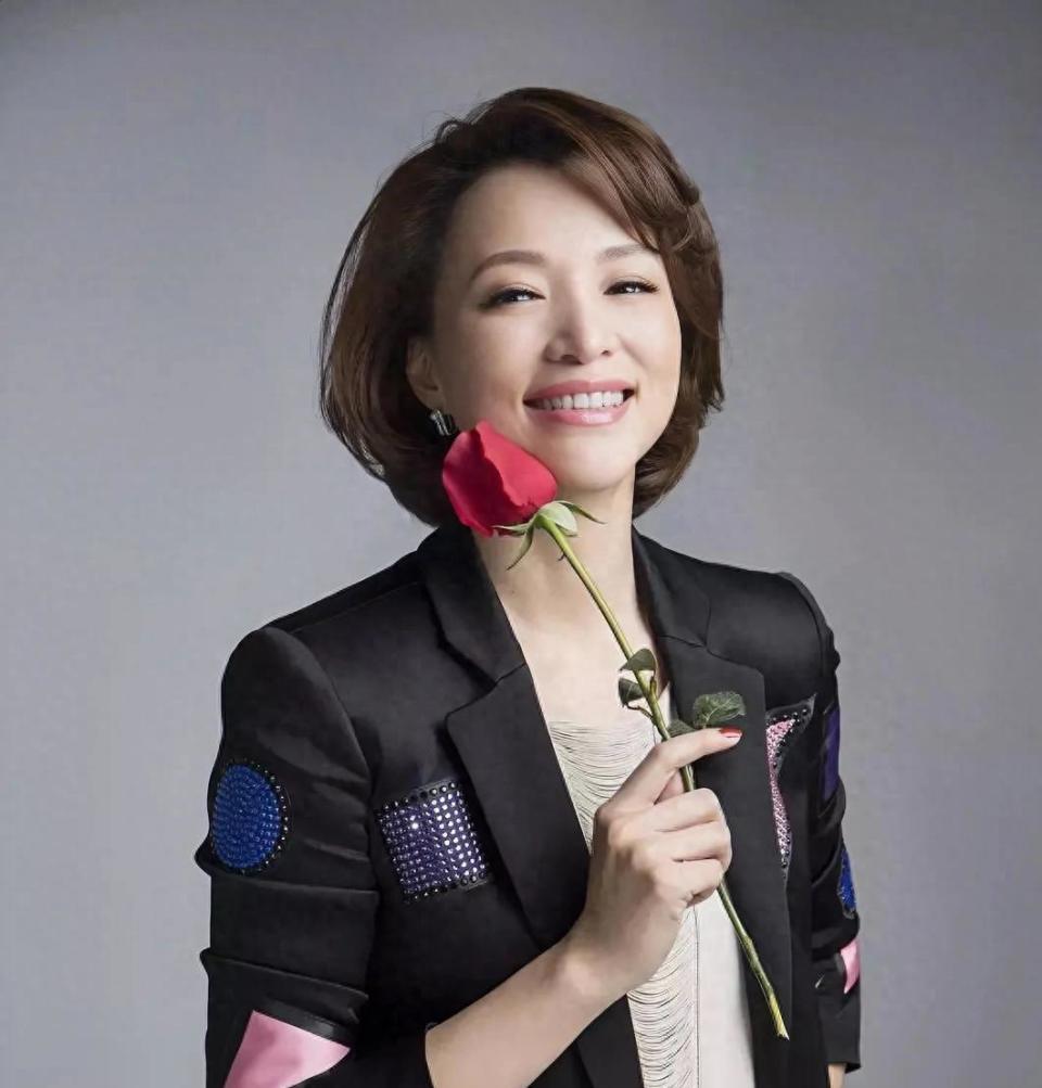 两才女不同的人生路:董卿如李清照蕴雅韵,杨澜似上官婉儿有格局