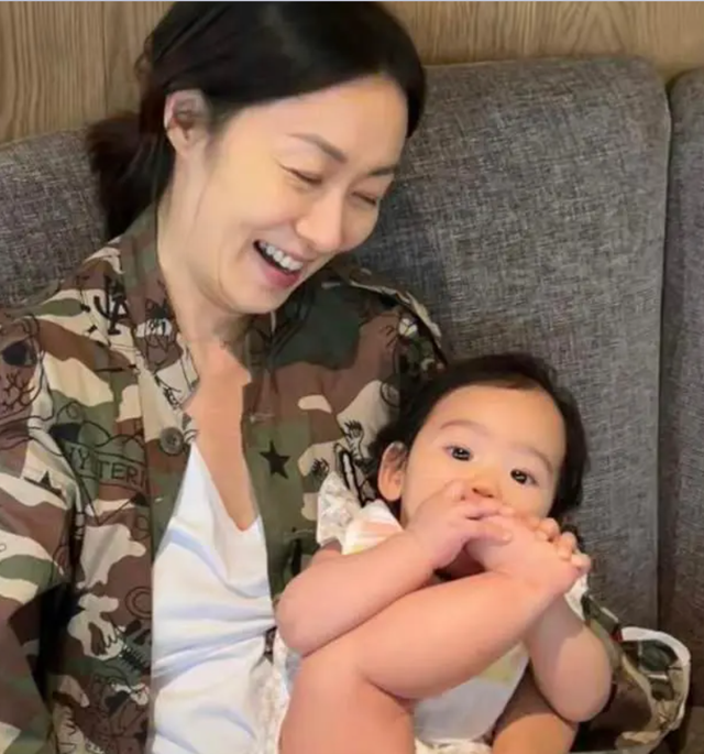 51岁"怀玉格格"郑家榆结婚,婚纱照皱纹明显仍美,曾被孙耀威甩