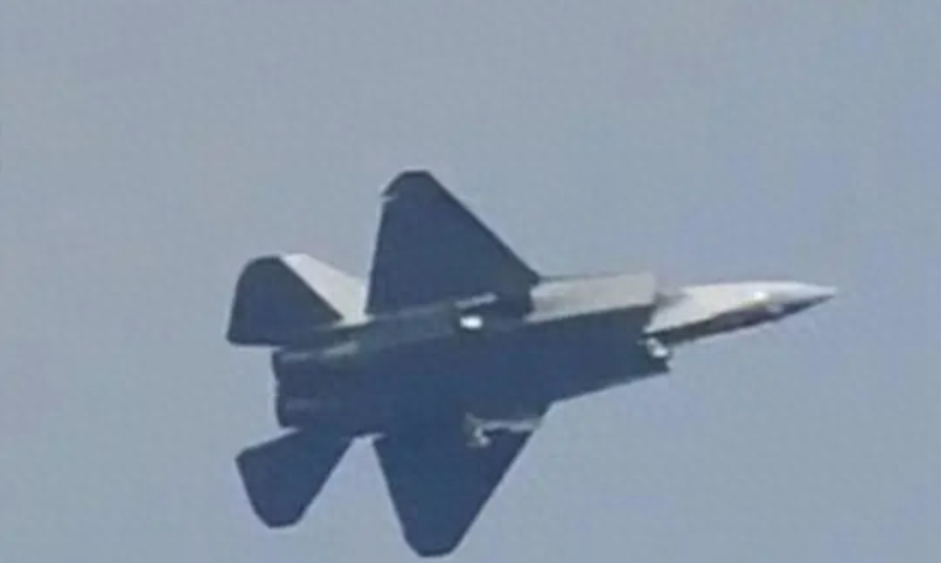 空军歼31试飞！我国五代机都玩出了高低搭配，出口版本或大受欢迎_腾讯新闻
