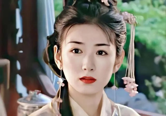 后来,她还拿下了琼瑶剧的女主角,和古巨基搭档,出演了小燕子.