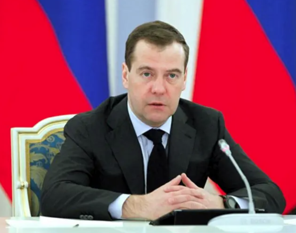 梅德韦杰夫怒怼拉脱维亚总统:希望俄罗斯覆亡的人,该死!_腾讯新闻