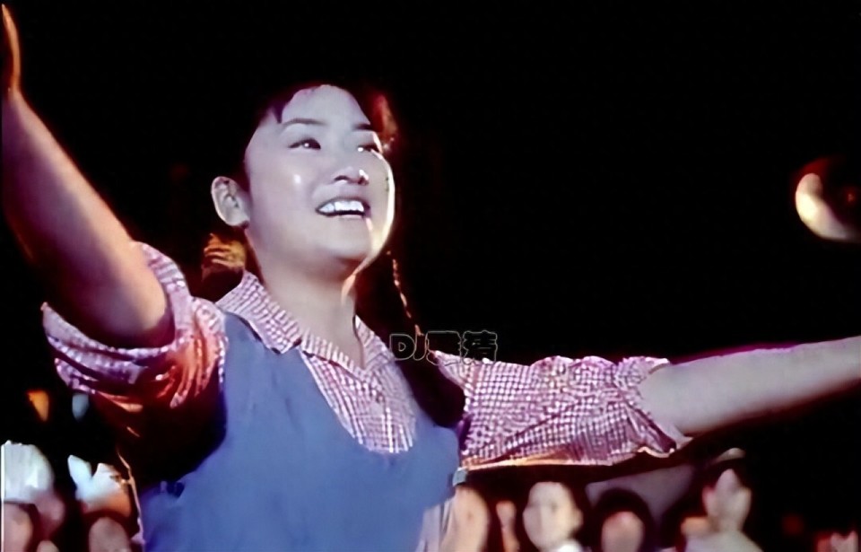 揭秘《青春万岁》幕后故事，两大美女争演杨蔷云，张闽演郑波也属意外_腾讯新闻