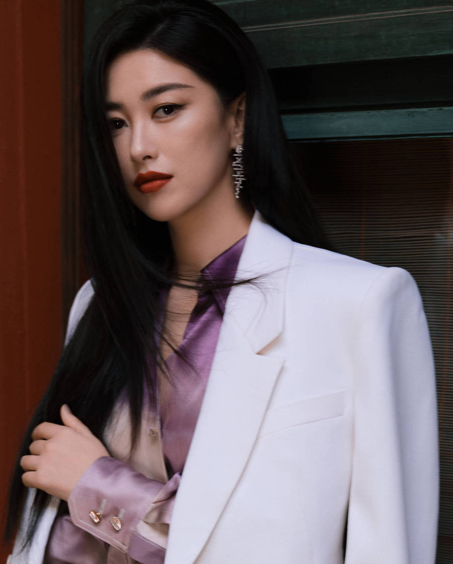 朱珠晒开学典礼随拍 穿白衬衫知性干练_腾讯新闻