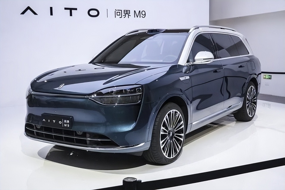 终于没白等！问界M8实车亮相，颜值比M9还高，或售价30-40万_腾讯新闻