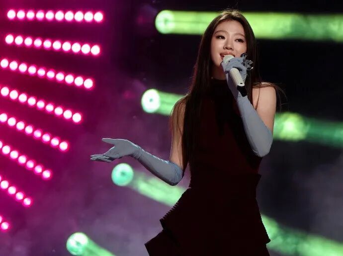 李榮浩再發文四連問，曬出音著協確認郵件：無可授權第三方，請問你用什麼立場、什麼權利、什麼角度、什麼心態演唱？ - 