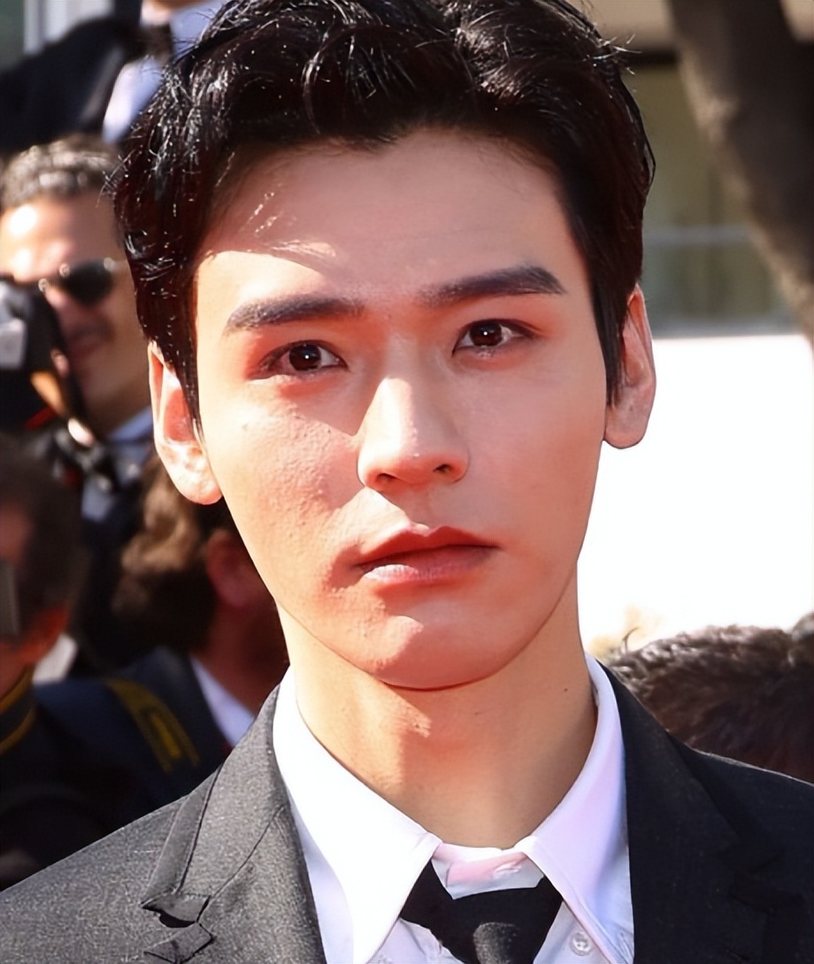 才31岁的他眼皮就已经耷拉下来了,双眼皮都被盖住了,厚重的粉底也盖不