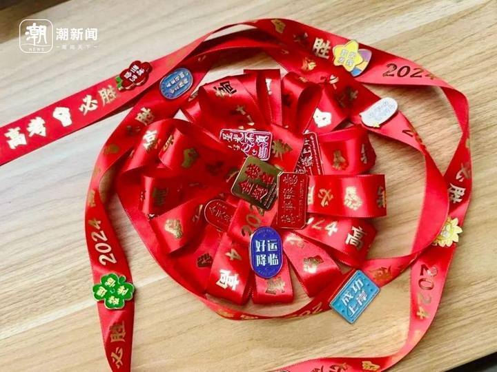 高三女老师给学生送高考祝福!"隐藏"彩蛋:我不是一个人在送考