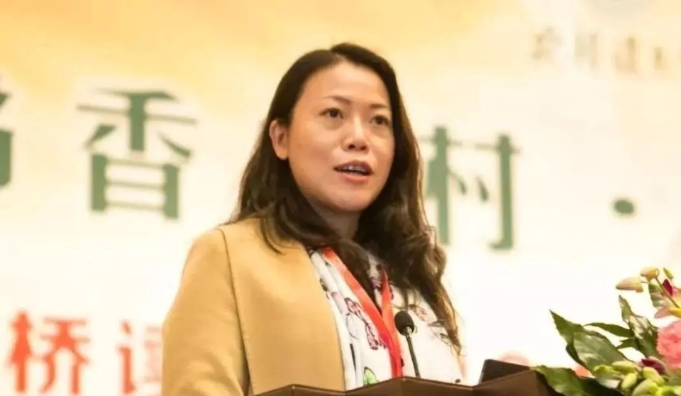 很多人认为是杨国强把烫手山芋丢给女儿,其实换一个角度,应该是女儿