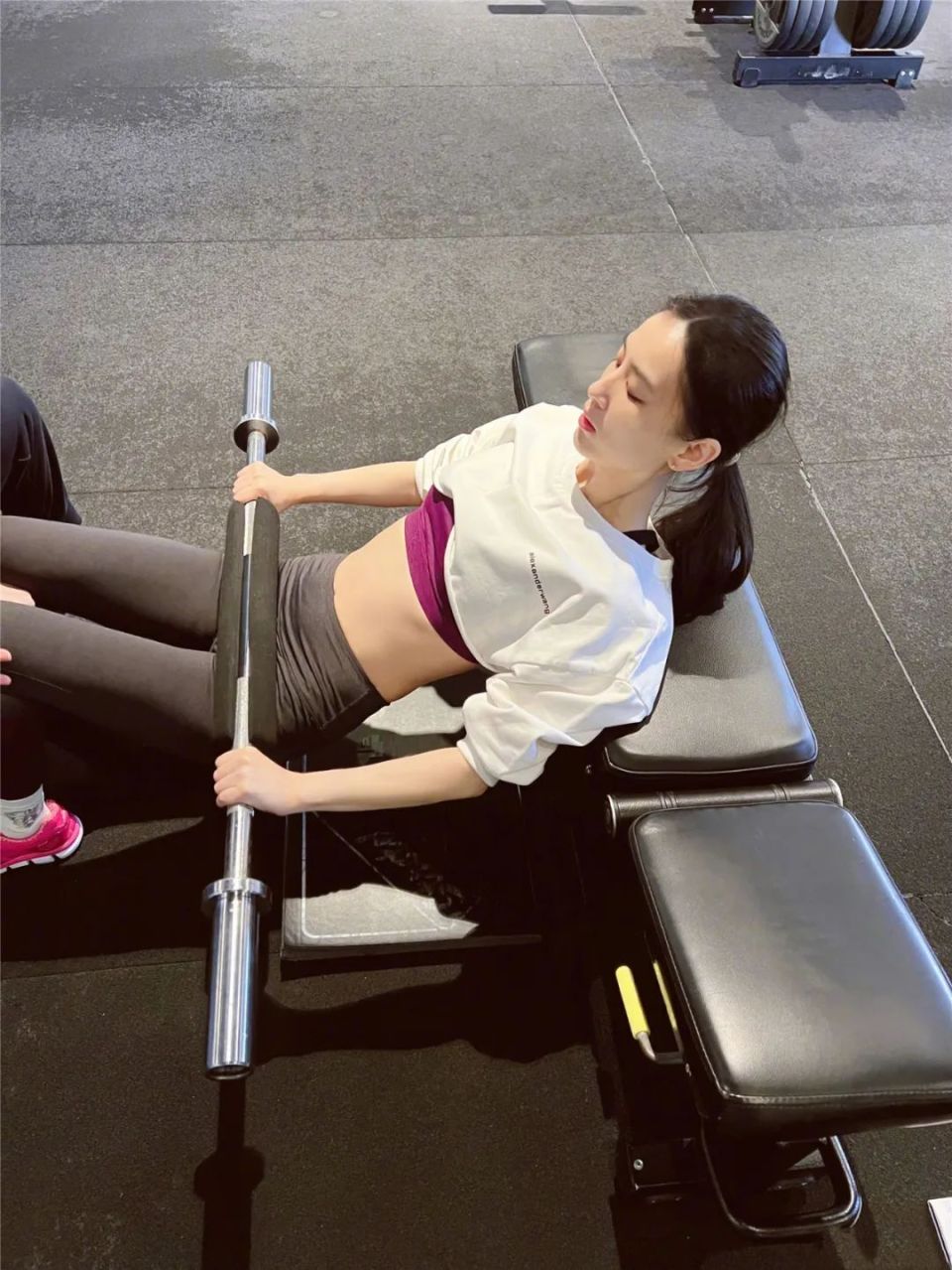 辣妈黄圣依晒健身照,蚂蚁腰成亮点,事业家庭两不误成人生赢家!