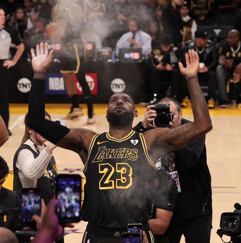 神剧情詹姆斯丢关键球湖人1分钟被打一波流努力被葬送