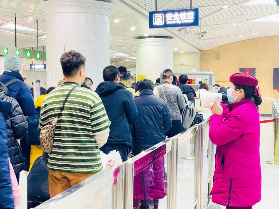 地铁2号线天河机场站工作人员引导乘客有序安检进站.