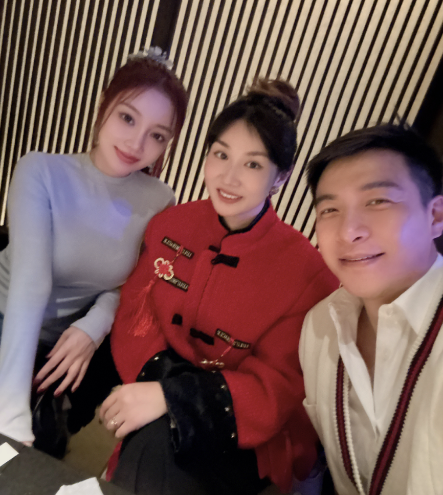 李小璐穿着浅灰色打底衫,身姿曼妙,和闺蜜朱娜莎挨坐在一起,靠向彼此