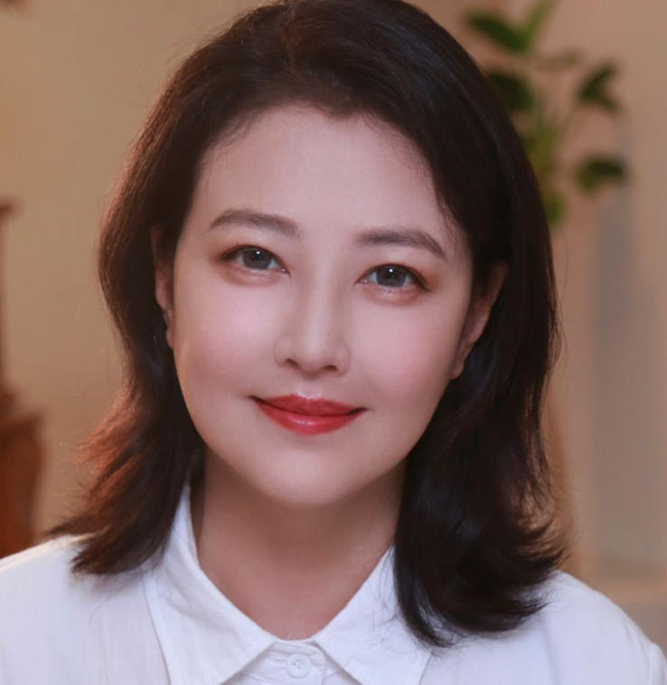 57岁周海媚晒照,美颜盖不住脸上细纹,眼睛近视高达1200度仍好美_腾讯