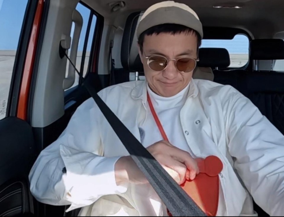 《爱的修学旅行》首个争议明星,用力过猛太油腻,周一围都嫌弃了