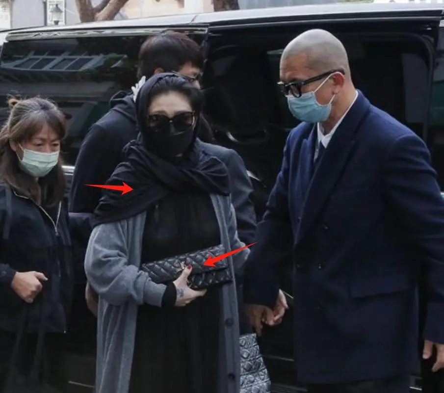 大s穿透明纱裙参加葬礼被骂抢风头,头上白发身材臃肿引怀孕质疑_腾讯