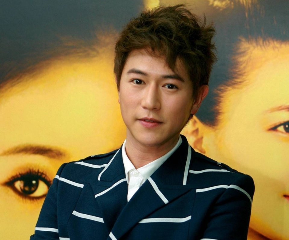 46岁陈键锋近照曝光,身材发福打扮怪异,网友直呼不敢认