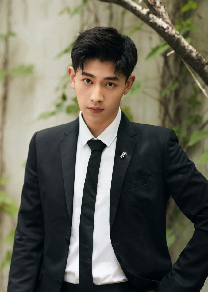 墨方的扮演者辛云来,今年30岁了,曾在《悲伤逆流成河》,《我在未来等