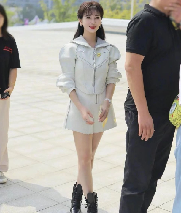 赵雅芝穿短裙露美腿,年近70不显老态,手背暴露真实年龄!