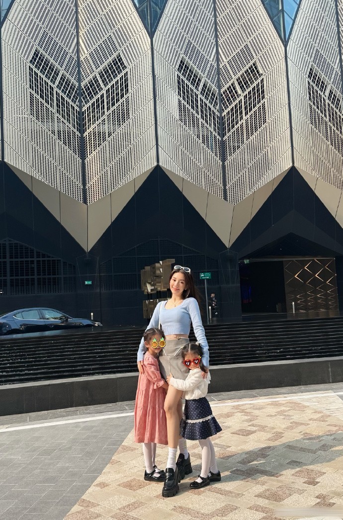 方媛晒全家福真实状态曝光,脸僵似蜡人,竟不敌年长22岁的郭富城_腾讯