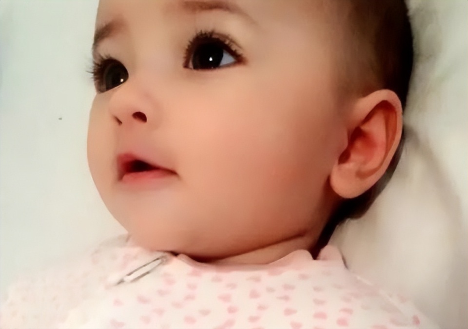 看这大眼睛,跟葡萄一样,再加上双眼皮,想让人忘记都难.