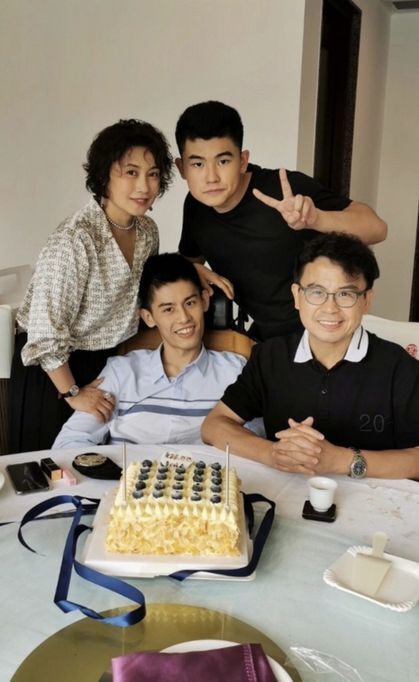周星驰御用配角黄一山和妻子同框:庆祝修脚店开业,妻子直言要开100间