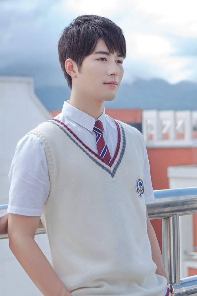 紧接着,电视剧《夏至未至》的男主角,依然是陈学冬,郭敬明继续任监制